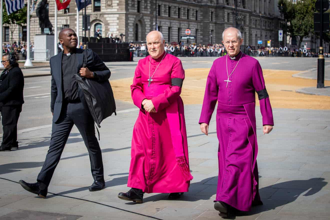 Justin Welby, arhiepiscopul de Canterbury (dreapta) sosește la Westminster Hall.
