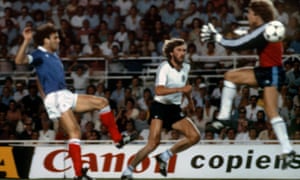 Harald Schumacher choca con Patrick Battiston durante la semifinal de la Copa Mundial de 1982