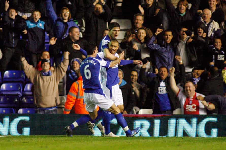 Kevin Phillips celebrates with Nikola Zigic and Liam Ridgwell after scoring against Brentford in the Fourth Round.