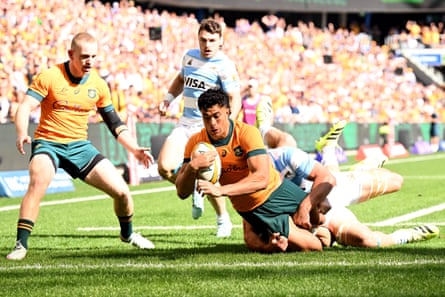 Joseph-Aukuso Suaalii scores a try for the Wallabies