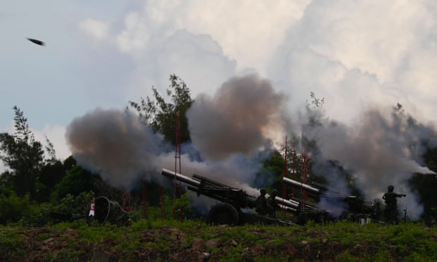 Soldados taiwaneses disparan artillería durante un ejercicio con fuego real en Pingtung