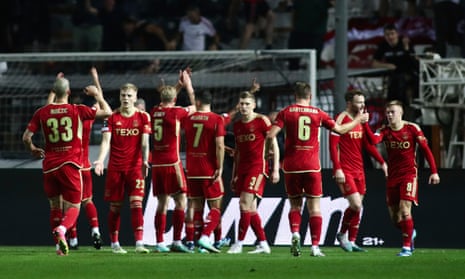 Die Spieler von Aberdeen feiern die Führung gegen PAOK.