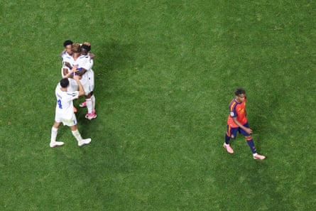 Lamine Yamal walks off the pitch as Cape Verde players react