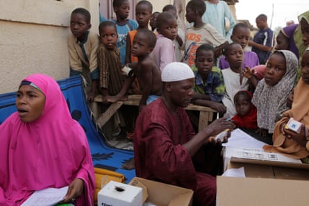 Children wait to receive polio vaccine in Kawo Kano, Nigeria in 2014.