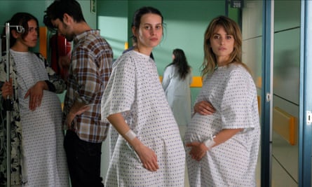 Milena Smit and Penélope Cruz in Parallel Mothers.