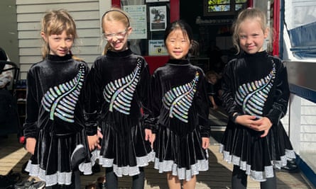 مشجعو فريق Young All Blacks في مدرسة Greytown شمال ولنجتون