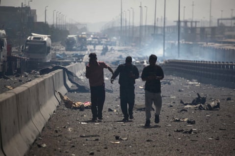 أشخاص يتجهون نحو مكان آمن بعد انفجار في ميناء الشهيد رجائي في بندر عباس بإيران.