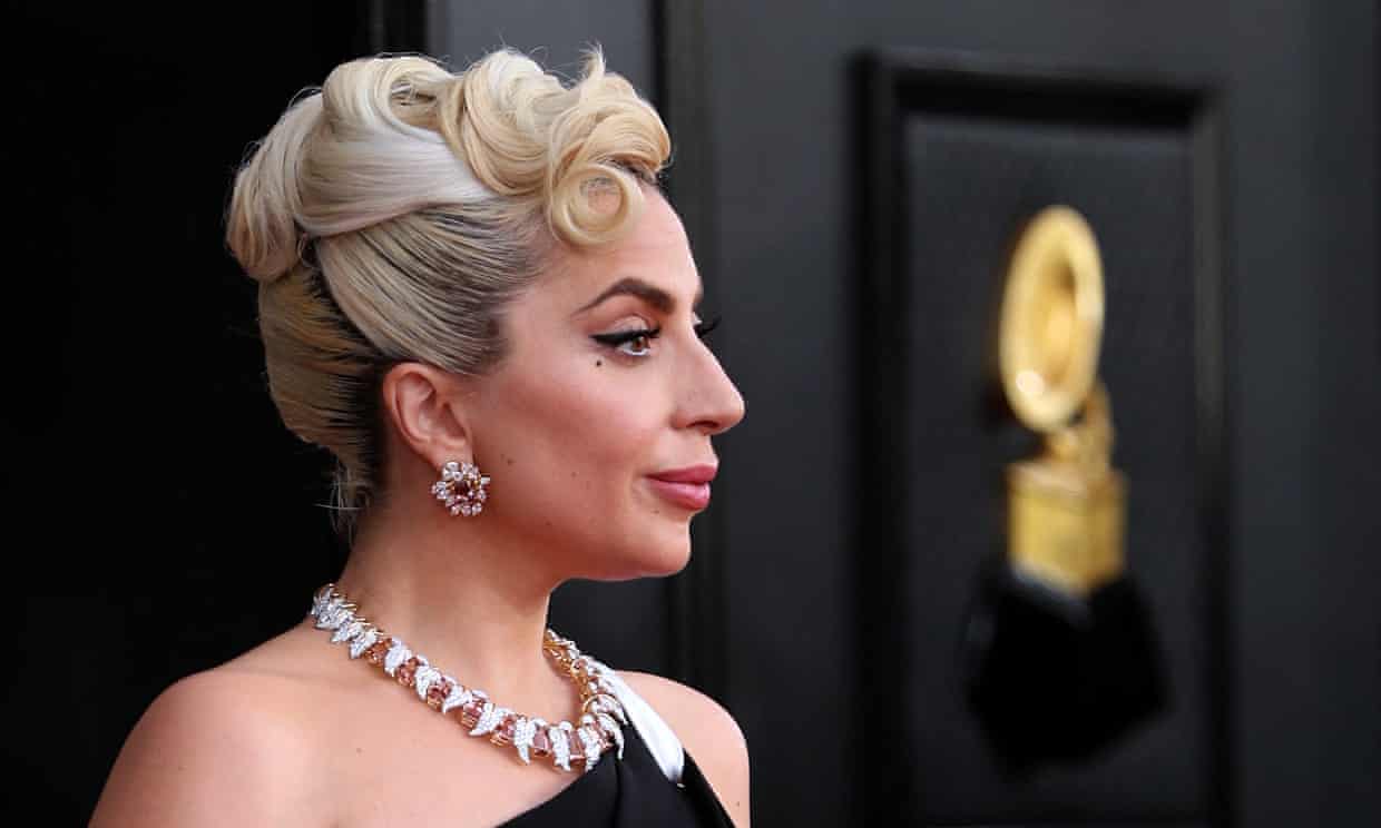 US marshals hunt man wrongly released over shooting of Lady Gaga’s dog walker (theguardian.com)