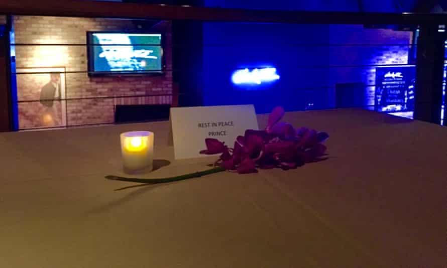 Prince’s regular table at Dakota jazz Club, in Minneapolis, was adorned with roses to commemorate his death.
