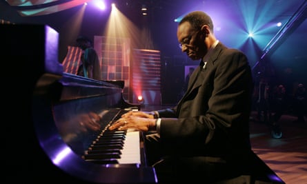 Lewis warming up before a taping of Legends of Jazz with Ramsey Lewis in 2005.