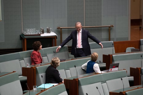 Anthony Albanese talks to the crossbench: Kate Chaney, Zoe Daniel and Zali Steggall.