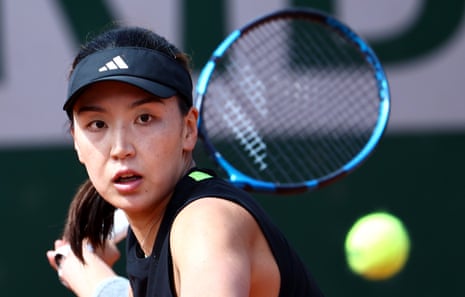 Xinyu Wang eyes the ball as she levels things up against Emma Raducanu.