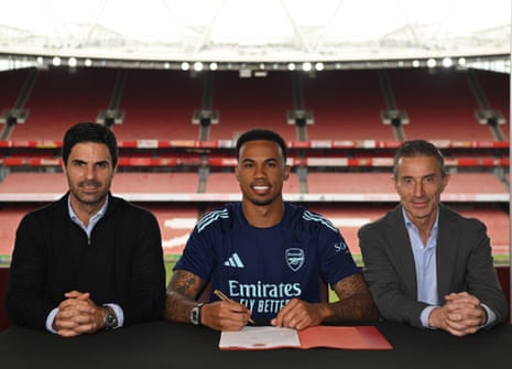 Gabriel Magalhaes signs a new long-term contract with Arsenal, flanked by Mikel Arteta (left) and the club’s sporting director Andrea Berta.
