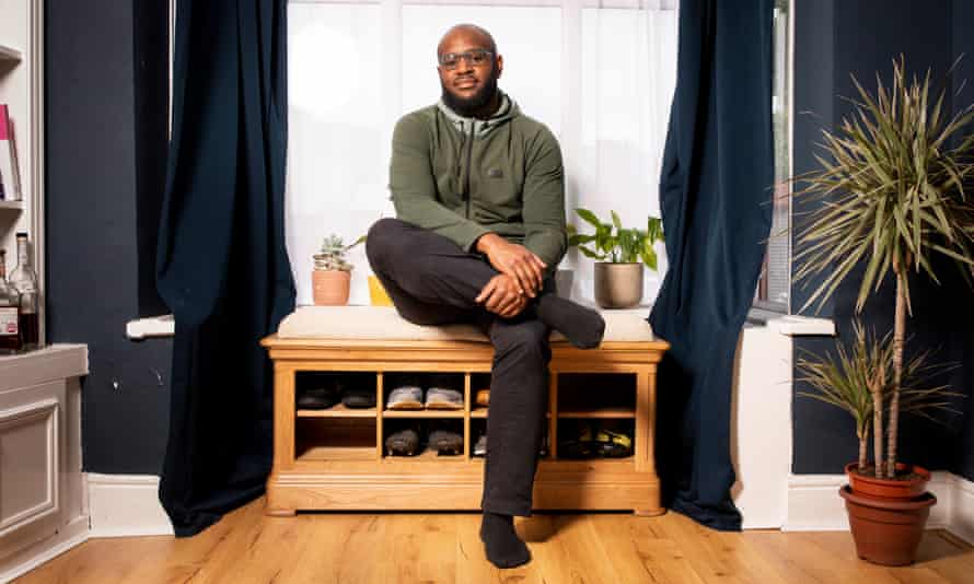 Die Menschen, Die Den Unterschied Machen: Der Fußballtrainer, Der Generationen Zusammenbringt | Gesundheit &Amp; Wohlbefinden 1 Niyah Campbell Zu Hause Mit Seinem Geschenk, Einer Regalbank.