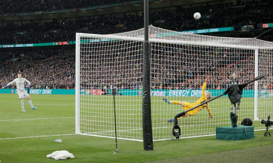 Kepa Arrizabalaga sends the decisive penalty over the bar.