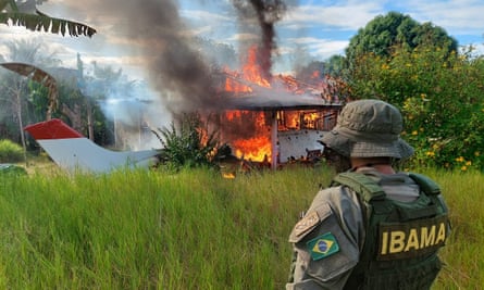Brazil’s government said the environmental squad had destroyed a helicopter, an airplane and a bulldozer used by mining mafias to drive clandestine roads through the region’s jungles.