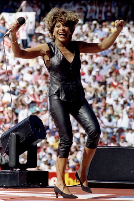 Tina Turner se presenta en la Gran Final de 1993 en el Estadio de Fútbol de Sydney.