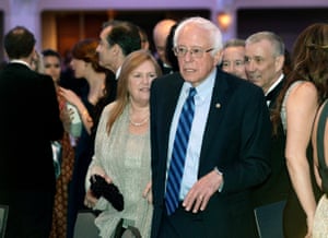 بيرني ساندرز، أو كما دعا أوباما عليه وسلم: كان "وجها جديدا مشرقا للحزب الديمقراطي" هناك. "بيرني، التي تبدو وكأنها مليون باكز" قال الرئيس. "أو وضعه من حيث عليك أن نفهم، 37000 التبرعات من 27 $ لكل منهما."