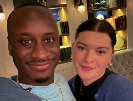 جيسون وإليانور في موعدهما.