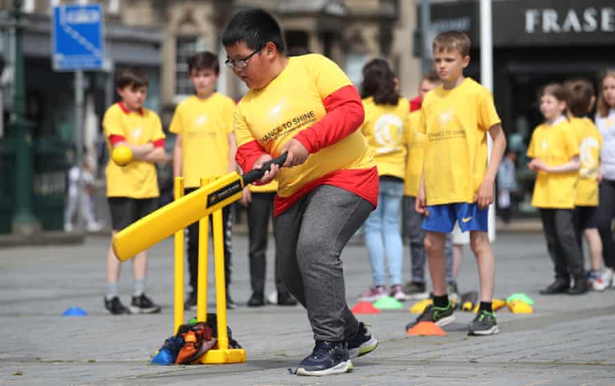 Anak-anak dari Sekolah Dasar Broughton di Edinburgh mencoba kriket di acara Chance to Shine di pusat kota Juni lalu.