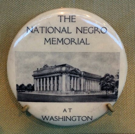 A badge showing the unbuilt 1920s design for what has now become the National Museum of African American History.