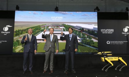The executive chairman of Hyundai stands with Georgia governor Brian Kemp and José Muñoz, Hyundai’s global president, in Ellabell, Georgia.