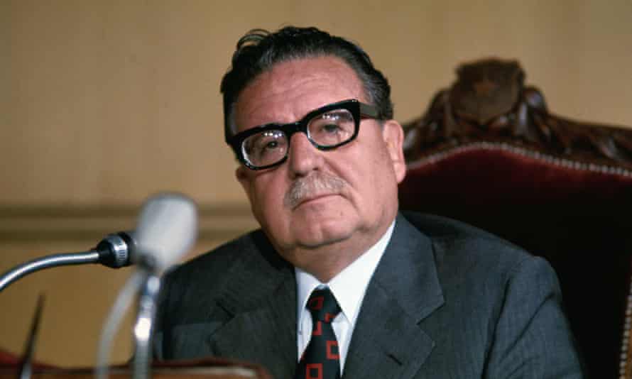 Le président chilien Salvador Allende en 1973. Le gouvernement d'Allende a été renversé par un coup d'État militaire la même année.