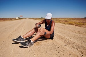 Guli tenta aliviar a erupção de calor depois de terminar uma maratona em Oodnadatta, a cidade mais seca da Austrália, em um calor de 40°C.