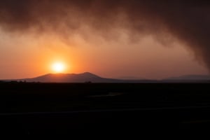 Oregon, EUA: O sol se põe em meio à fumaça quando o fogo pirata expande mais de 225.000 acres.