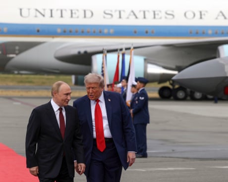 Il presidente degli Stati Uniti Donald Trump (a destra) accoglie il presidente russo Vladimir Putin in Alaska.