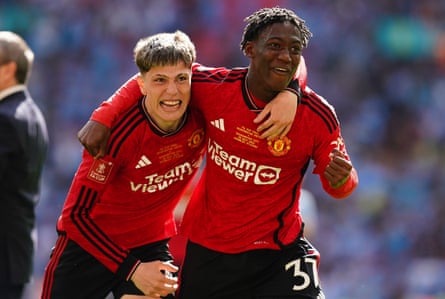 Kobbie Mainoo celebrates with Alejandro Garnacho.