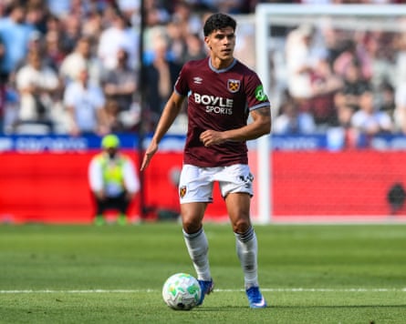 Mateus Fernandes looking up and deciding what ball to play during a Premier League game