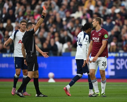 Jarred Gillett shows a red card to Tomas Soucek.