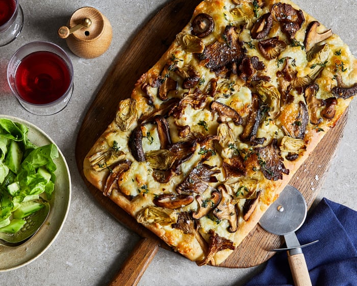 Tray-baked garlic mushroom, mascarpone and artichoke pizza recipe