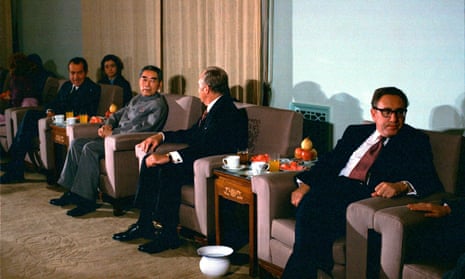 Kissinger with Richard Nixon, Chinese premier Zhou En-Lai, and secretary of state William Rogers in Beijing in 1972.
