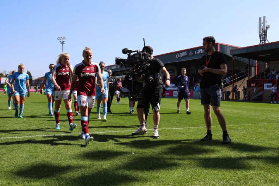 A fixed camera films the players as they leave the field at half-time.