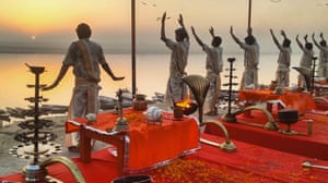 Orações matinais sobre os ghats do rio Ganges em Varanasi, as cidades sagradas das cidades indianas.