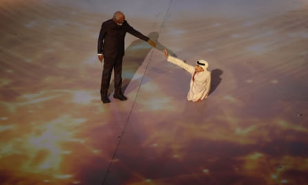 Morgan Freeman y Ghanem Al-Moftah durante la ceremonia de apertura.