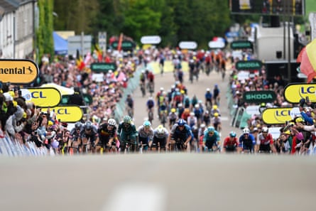 A view of the sprinters powering up the final ramp to the line.