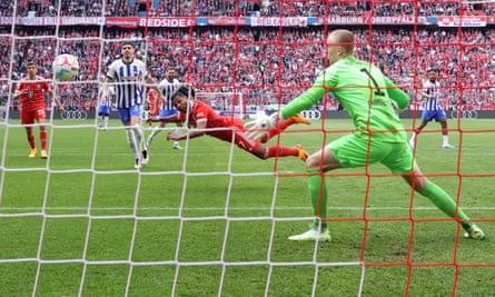 Serge Gnabry marque le premier but du Bayern lors de la victoire 2-0 contre le Hertha Berlin à l'Allianz Arena.