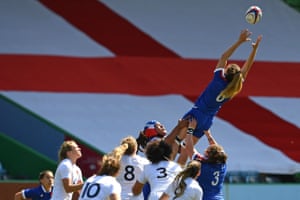 La flanger francese Marjorie Maynes salta per la palla nella rimessa laterale.