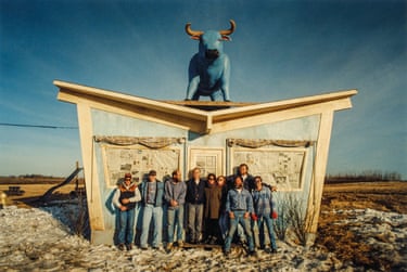 An abandoned ice cream stand with a big blue cow balanced on the roof (from the Fargo series)