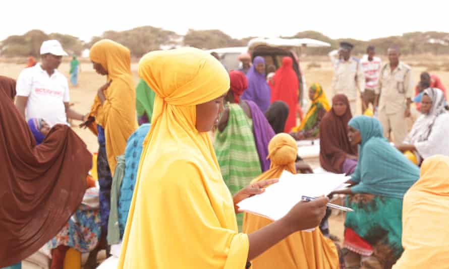 Des femmes dirigent une distribution alimentaire d'urgence dans la région de Qoyta, au Somaliland.