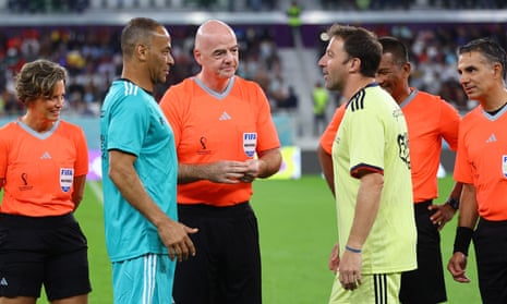 Referee Gianni Infantino with captains Alessandro Del Piero and former Brazil player Cafu.
