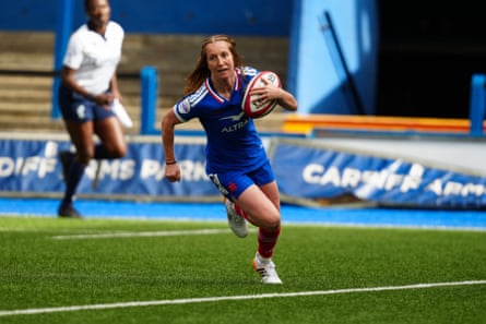 Pauline Bourdon Sansus runs in a try for France against Wales