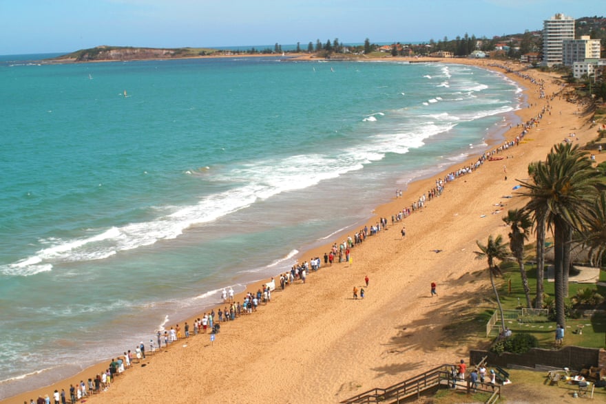 Protestors form a 1km human chain from Narrabeen to Collaroy beach on Sydney’s northern beaches to protest a sea wall. 2002.