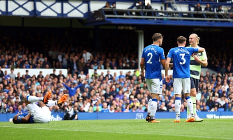 Everton v Manchester City: Premier League – live | Premier League 3 Erling Haaland stares at Yerry Mina