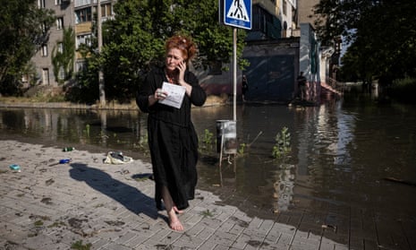 As flood waters rise around them, Kherson residents cast blame for ...