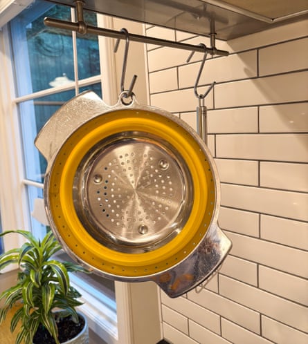 Un colador de acero inoxidable plegable Rosle