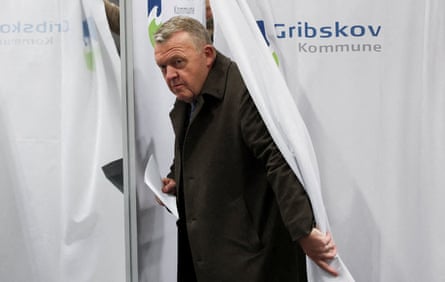 Lars Løkke Rasmussen casting his vote